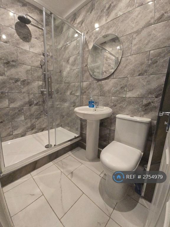 Bathroom (First Floor)