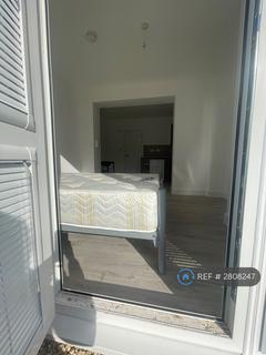 Studio to rent, New Park Avenue, London, N13