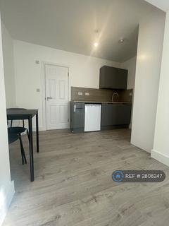 Studio to rent, New Park Avenue, London, N13