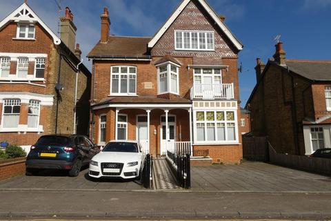 1 bedroom flat to rent, Granville Road, Broadstairs, Kent, CT10