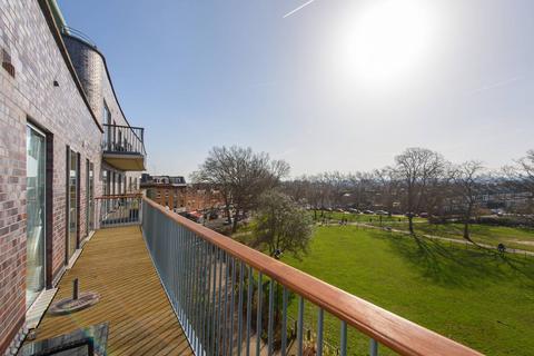 3 bedroom flat for sale, Fortune Green Road, West Hampstead, London, NW6