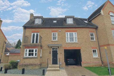 4 bedroom end of terrace house to rent, Sawyers Grove, CM15