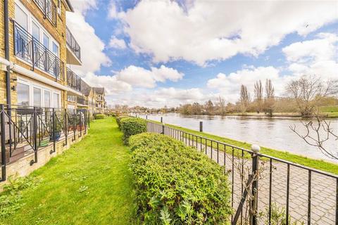 2 bedroom flat for sale, Swan Walk, Shepperton TW17