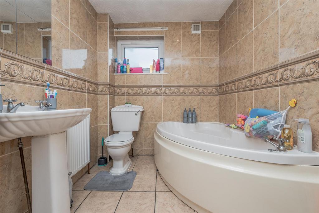Bathroom/ WC: