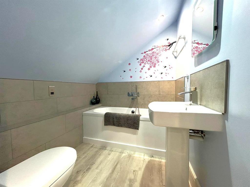 En-Suite Bathroom
