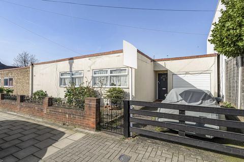 3 bedroom end of terrace house for sale, Kempshott Road, London, SW16