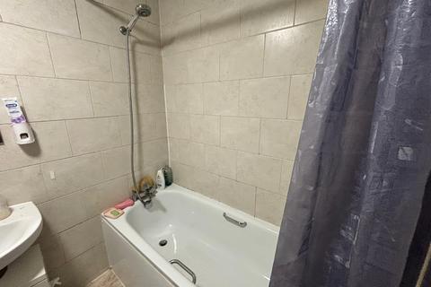 2 bedroom flat to rent, Crown Walk, Wembley, HA9