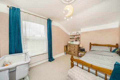 2 bedroom flat for sale, Louisville Road, London SW17