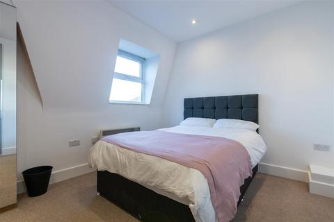 3 bedroom duplex to rent, Uxbridge Road, Shepherd's Bush, W12