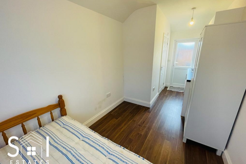 Studio to rent, Orchard Avenue, Feltham, TW14 9RD