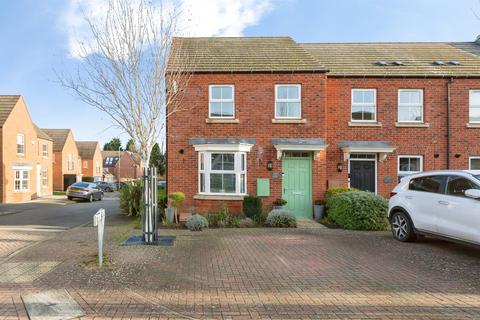 Paris Close, Hinckley
