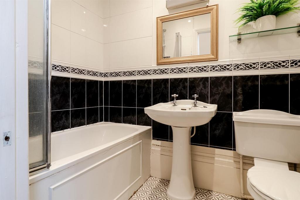 Bathroom (2).jpg