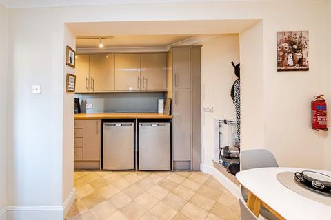 2 bedroom ground floor flat for sale, Park Court, Thame