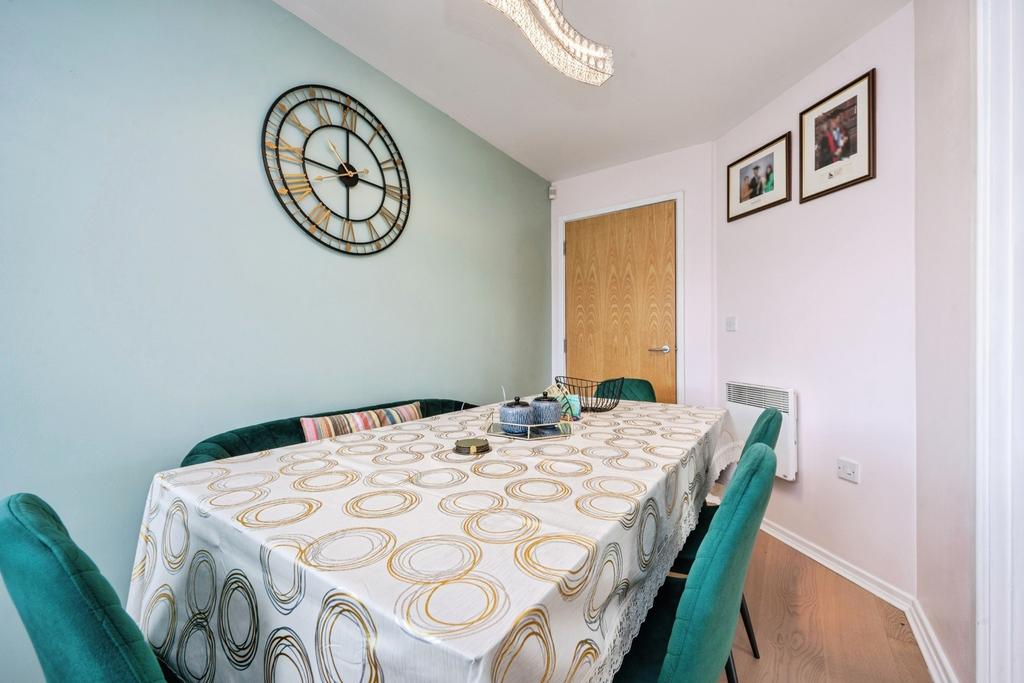Bed 3/Diner