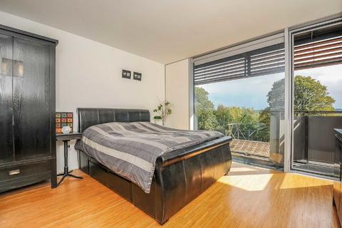 2 bedroom flat to rent, Dog Kennel Hill, London SE22