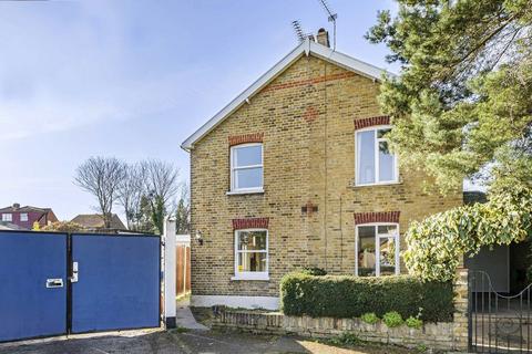 2 bedroom house to rent, Upper Halliford Road, Shepperton TW17