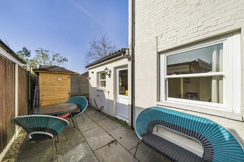 2 bedroom house to rent, Upper Halliford Road, Shepperton TW17