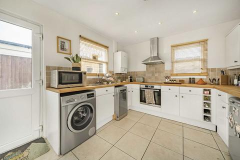 2 bedroom house to rent, Upper Halliford Road, Shepperton TW17