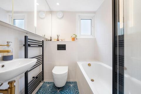 2 bedroom flat for sale, Santley Street, SW4