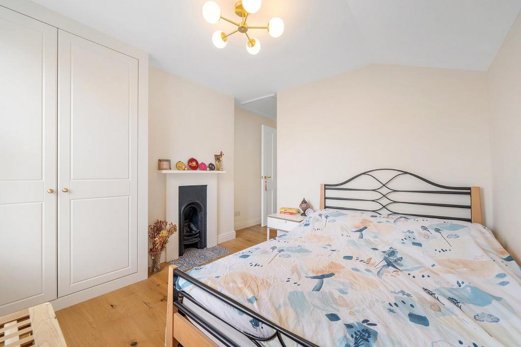 Bedroom 1 (2).JPG