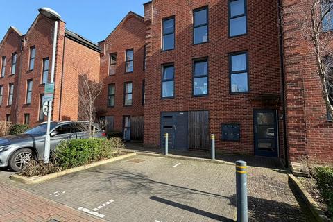 2 bedroom flat to rent, Otter Way, Yiewsley, West Drayton UB7 8FA