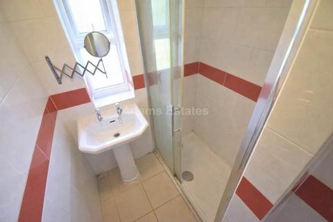 6 bedroom terraced house to rent, Donnington Road, Reading