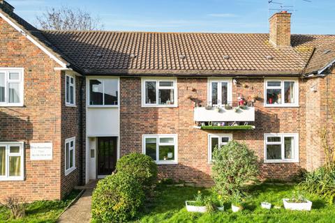 2 bedroom flat for sale, The Roundway, Claygate, KT10