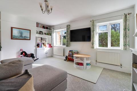2 bedroom flat for sale, The Roundway, Claygate, KT10