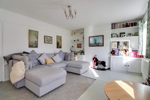 2 bedroom flat for sale, The Roundway, Claygate, KT10