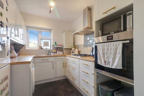 2 bedroom flat for sale, The Roundway, Claygate, KT10