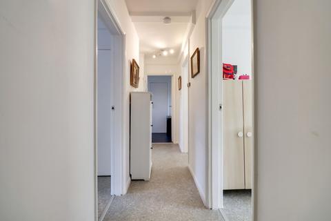 2 bedroom flat for sale, The Roundway, Claygate, KT10