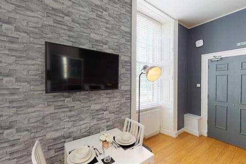 Studio to rent, Halford Rd SW6