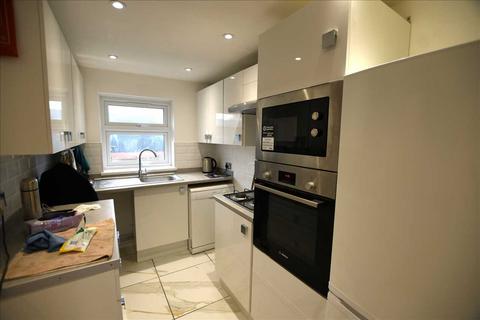 2 bedroom flat to rent, Middleham Road, London