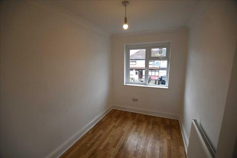 2 bedroom flat to rent, Middleham Road, London