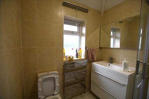 2 bedroom flat to rent, Middleham Road, London