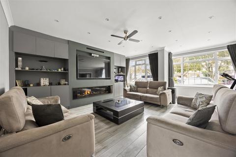 undefined, Fern Lane, Heston TW5