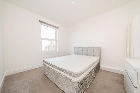 3 bedroom flat to rent, Herne Hill Road, London SE24