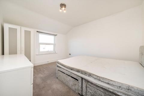 3 bedroom flat to rent, Herne Hill Road, London SE24