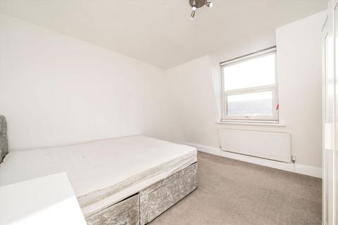 3 bedroom flat to rent, Herne Hill Road, London SE24