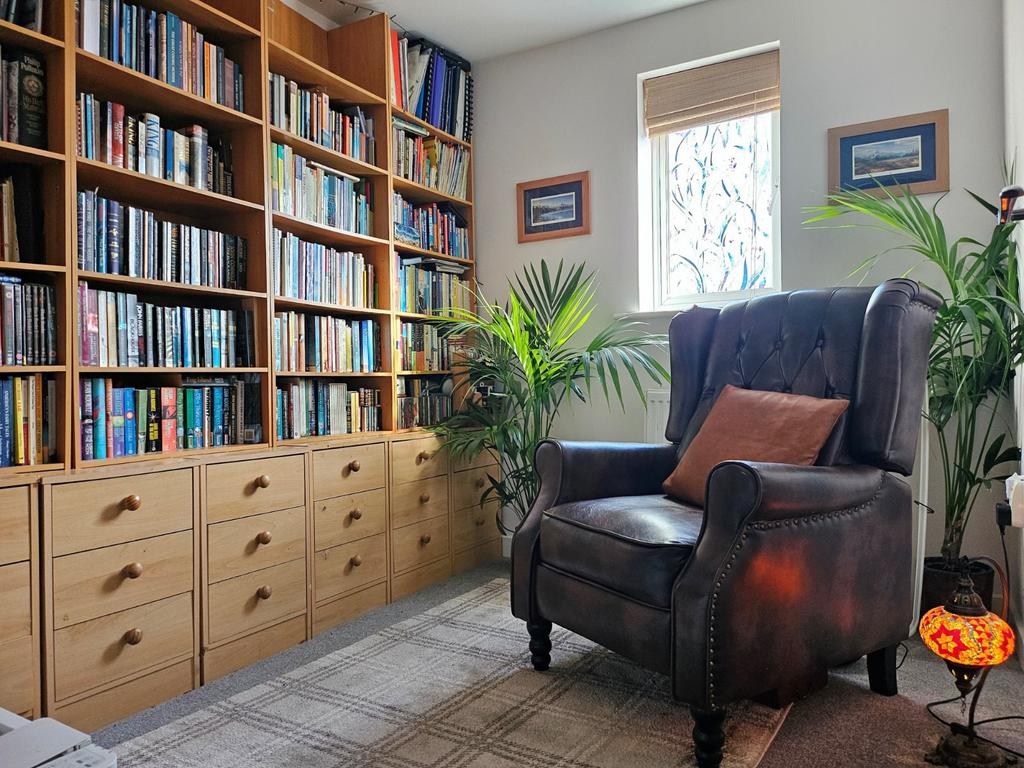 Bedroom 2/Library