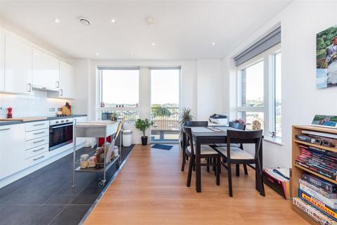 2 bedroom apartment for sale, Miles Road, London N8