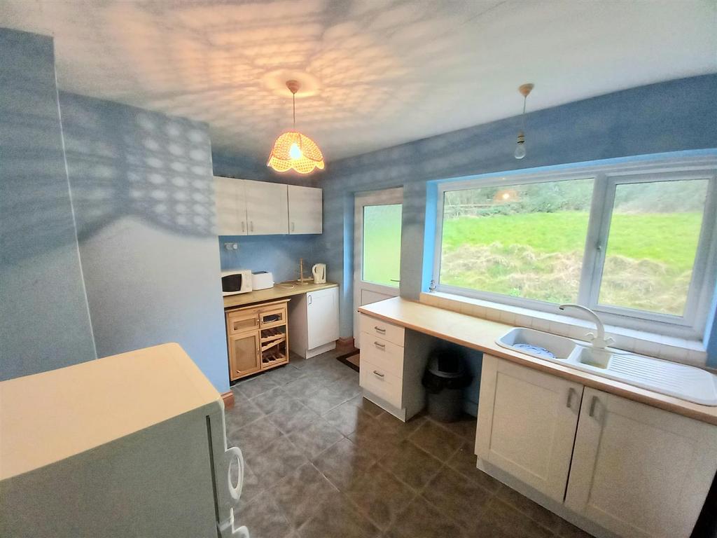 15 Lenwood Kitchen.jpg