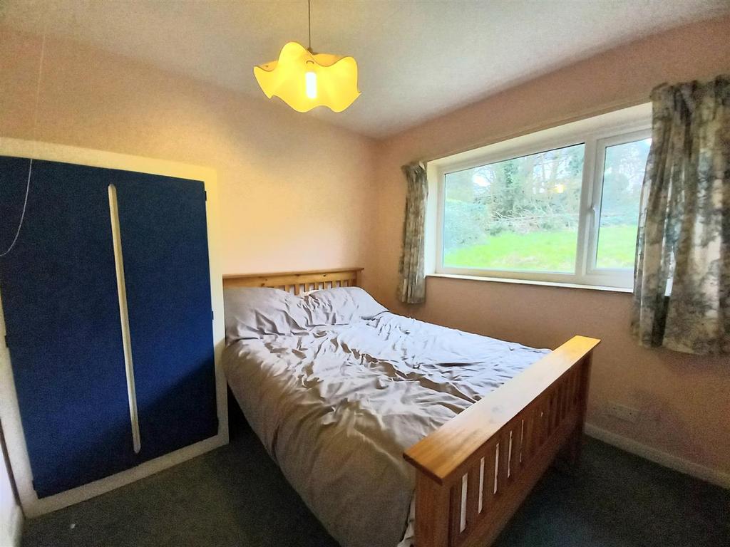 15 Lenwood Bed 1.jpg