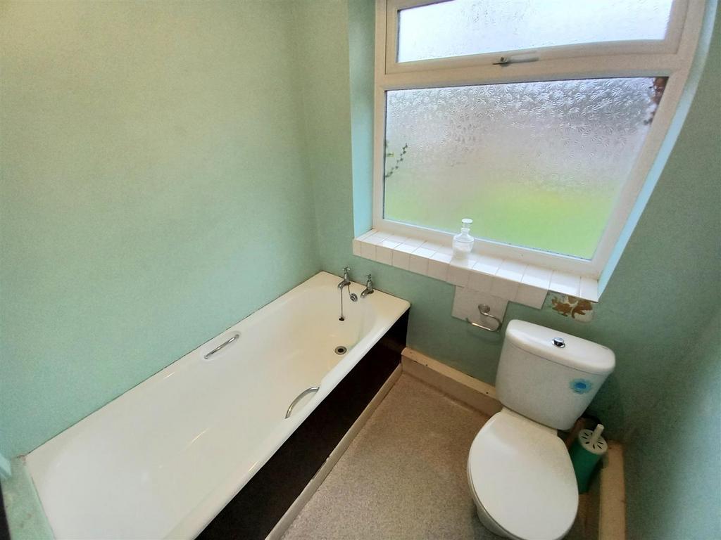 15 Lenwood Bathroom.jpg