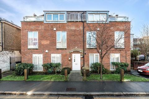 3 bedroom flat for sale, Heath Road, Hounslow TW3