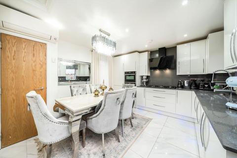 3 bedroom flat for sale, Heath Road, Hounslow TW3