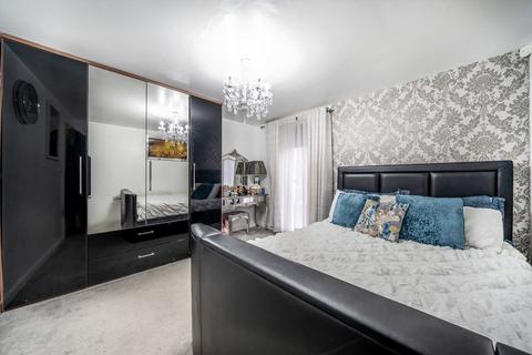 3 bedroom flat for sale, Heath Road, Hounslow TW3