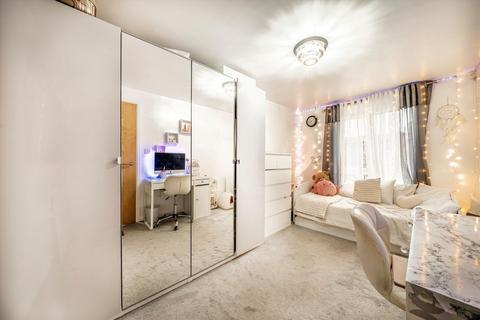 3 bedroom flat for sale, Heath Road, Hounslow TW3