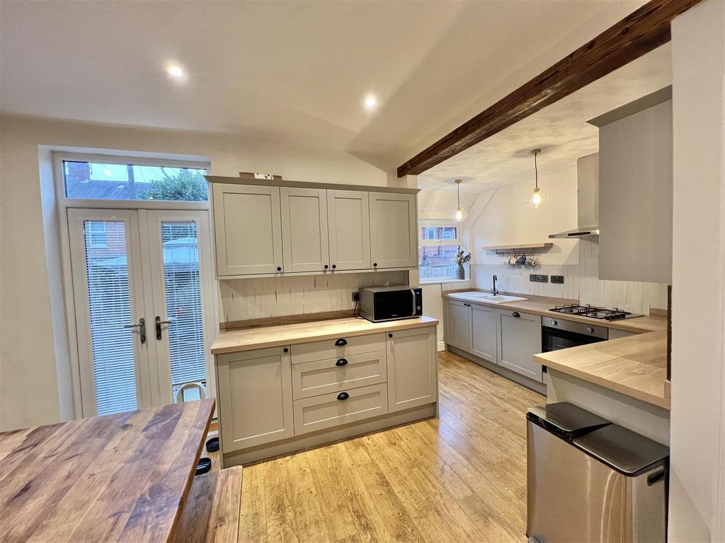 KITCHEN & DINING AREA