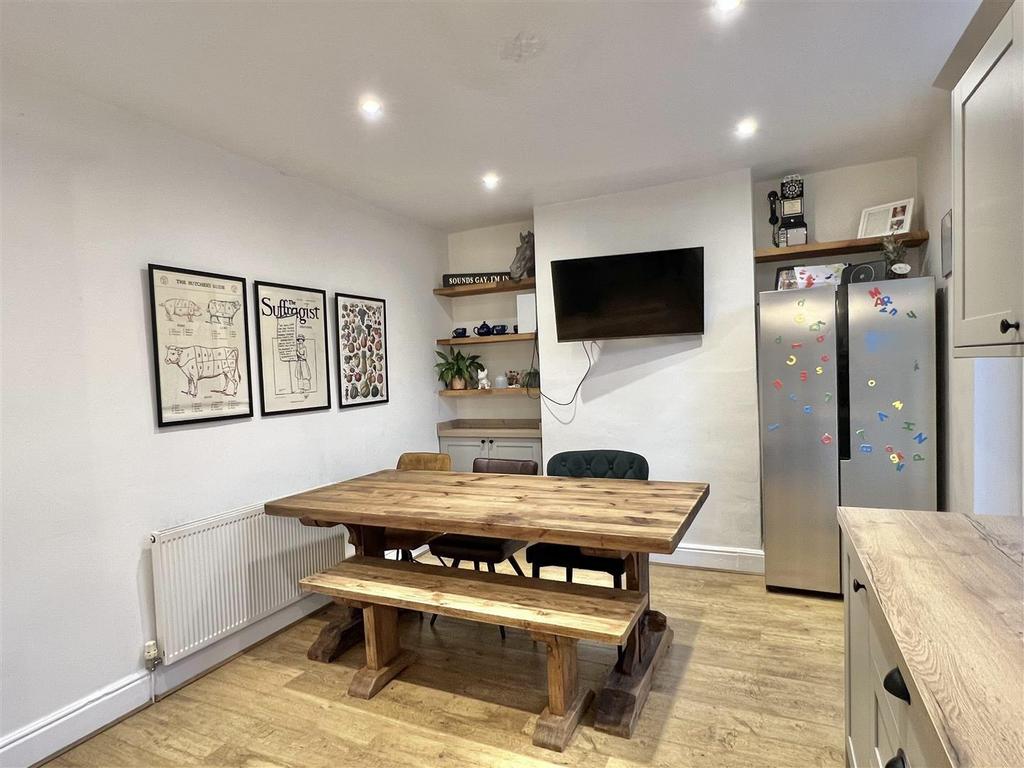 KITCHEN & DINING AREA